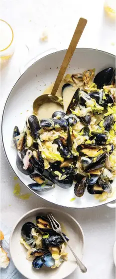  ?? PHOTOS: KRISTIN TEIG ?? Mussels shine in this French-style dish with leeks.