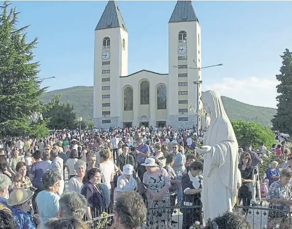  ?? ARCHIVO ?? es de católicos de todo el mundo que se congregan en la colina del pueblo de Medjugorje para rezarle a la Virgen. Detrás, la parroquia que puede ser declarada santuario por el Papa tras los estudios.