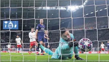  ??  ?? Lloris roza con los dedos el balón en el segundo gol de Sabitzer ayer.