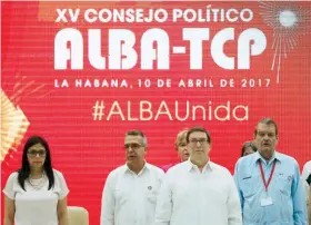  ??  ?? El ministro de Relaciones Exteriores de Cuba (tercero de izquierda a derecha) leyó la declaració­n de apoyo al gobierno de Nicolás Maduro.