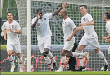  ??  ?? TROPIEZO. William Carvalho celebra con João Mário el segundo gol de Portugal ante Túnez.