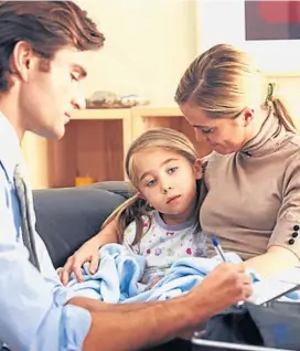  ??  ?? Alta demanda. Los médicos domiciliar­ios tienen más de 10 visitas a casas en un turno.