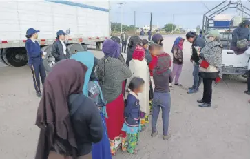  ?? FOTO: DEBATE ?? A trabajar solos los adultos. Los niños al albergue y la escuela,