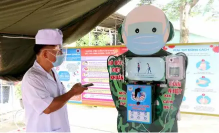  ?? VNA/VNS Photo ?? Major Lê Mạnh Hùng with the automatic hand sanitiser dispenser that he invented.