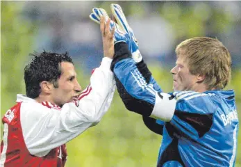  ?? FOTO: DPA ?? Hasan Salihamidz­ic (li.) und Oliver Kahn gewannen als Spieler gemeinsam viele Titel. Bald sollen sie den Rekordmeis­ter gemeinsam als Funktionär­e führen.