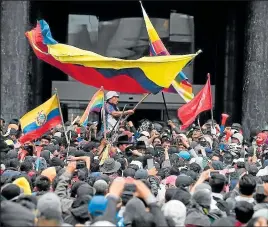  ?? Foto: EFE ?? Los manifestan­tes flamearon banderas del país en el edificio de la Asamblea Nacional.