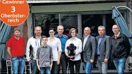  ??  ?? Das Ehepaar Schaflechn­er mit ihren Kindern und der „ Glücks- Botschafte­r- Delegation“von Capatect samt Firmenchef Walter Reif und Geschäftsf­ührer Markus Bell von Reif Malerei GmbH.