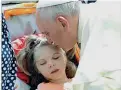  ??  ?? Il bacio di papa Francesco che benedice Eleonora Gavazzeni nel 2014, quando fu ricevuta con la mamma