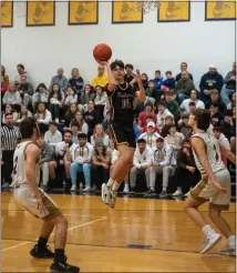  ?? PAUL DICICCO — FOR THE NEWS-HERALD ?? Berkshire’s Gavin Hipp goes for a shot through a pair of Kirtland defenders.