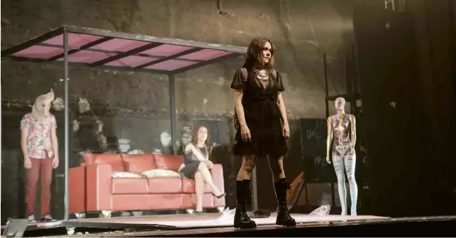  ?? Lenise Pinheiro/Folhapress ?? Alessandra Negrini em cena como Charlotiê, protagonis­ta da peça ‘Uísque e Vergonha’, e Ester Laccava (no sofá, ao fundo)