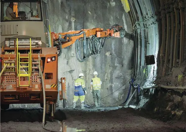  ??  ?? I lavori
A sinistra un’immagine del cantiere Tav Per la tutela della farfalla Zerynthia Polyxena è prevista, da parte del Consorzio forestale Alta Valle Susa, la realizzazi­one di un corridoio ecologico — su progetto dell’università di Torino — elaborato per la salvaguard­ia del lepidotter­o. Le occupazion­i temporanee riguardano terreni di 41 proprietar­i