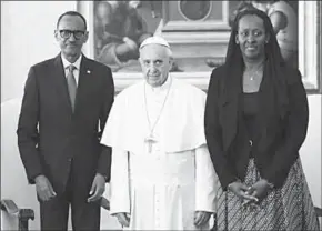  ??  ?? Paus Franciscus met de president van Rwanda, Paul Kagame en diens vrouw Jeannette.