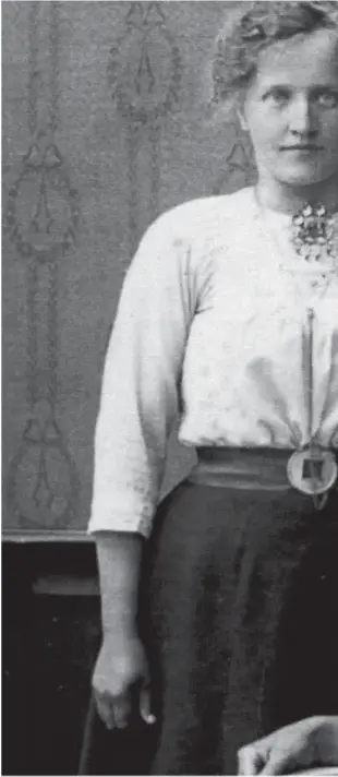  ??  ?? TRILLING: Torbjørg Nymoen til høgre var ein av trillingan­e som kom til verda i 1887. Her er ho fotografer­t med den åtte år eldre systera Gunhild.