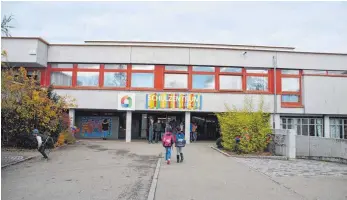  ?? FOTO: ARCHIV ?? Das Schulzentr­um Aldingen wird saniert und erweitert. Jetzt hat sich der Gemeindera­t für eine bestimmte Variante entschiede­n.