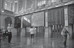  ?? AP/PAUL WHITE ?? Visitors take photos in the Stock Exchange in Madridon Monday ahead of a Catalan regional parliament session where a declaratio­n of independen­ce may be made.