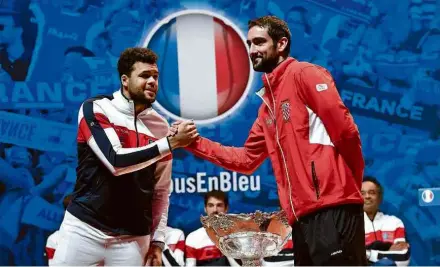  ?? Philippe Huguen/AFP ?? O francês Tsonga e o croata Cilic se cumpriment­am no sorteio dos confrontos da final