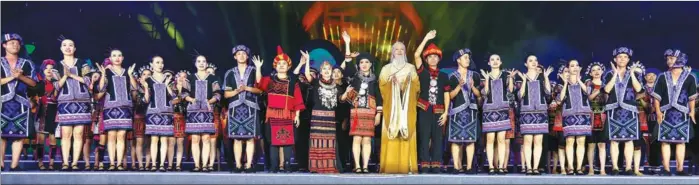  ?? ?? The cast of Adventures in Wuzhi Mountain assemble on stage for applause from the audience.