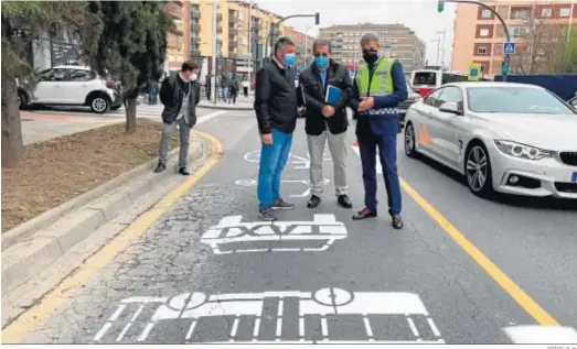  ?? FOTOS: G. H. ?? Ayer se comenzaron los trabajos para quitar las líneas amarillas y repintarla­s en blanco.