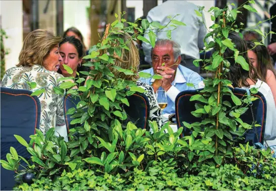  ?? JUANJO SACRISTÁN ?? Juan José Hidalgo, esta semana, comiendo con su mujer en una terraza de Madrid