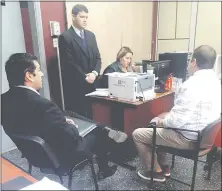  ??  ?? Pedro Erasmo Perdomo ante el fiscal Eugenio Ocampos.