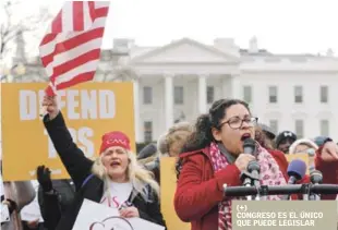  ?? AP ?? Discurso. Celina Benítez, quien nació en El Salvador y emigró con su familia hacia EE.UU. cuando era una niña, actualment­e ciudadana estadounid­ense, habla durante una protesta en el Parque Lafayette.