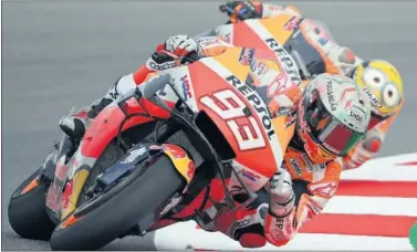  ??  ?? Marc Márquez marcha por delante de Pol Espargaró durante la primera sesión del libres en Cataluña.