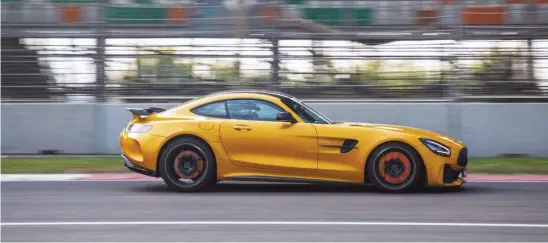  ??  ?? Above: The GT R’s brake rotors glow red hot into C1 at the BIC. Below: The yellow knob adjusts the TC’s interventi­on