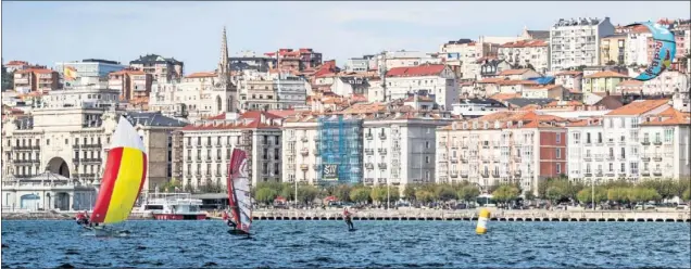  ??  ?? ENSAYO. De izquierda a derecha, el 49erFX de Támara Echegoyen y Paula Barceló, la tabla de windsurf de Marina Alabau y el kite de Gisela Pulido, ayer en Santander.