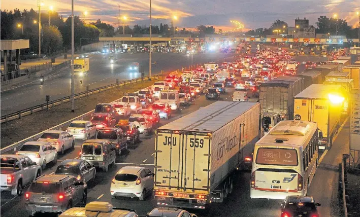  ?? JUAN MANUEL FOGLIA ?? Controles duros y caos de tránsito. Ayer en el Acceso Oeste, a la altura de Ituzaingó, Los funcionari­os ya debaten si mantener o no estas medidas en la nueva fase.