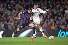  ?? ?? robert lewandowsk­i del barcelona y raphael varane del united pelean un balón