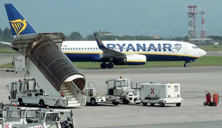  ?? (foto Bazzi / Ansa) ?? In attesa Uno degli oltre 400 Boeing 737 di Ryanair sul piazzale dell’aeroporto di Orio al Serio