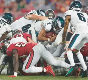  ?? MIKE CARLSON/GETTY ?? The Eagles have converted 13 of 16 first downs on the so-called“tush push”play this season.