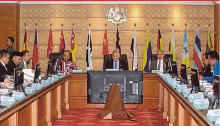  ?? PIC BY AHMAD IRHAM MOHD NOOR ?? Deputy Prime Minister Datuk Seri Dr Ahmad Zahid Hamidi chairing the Malaysia Halal Council meeting in Putrajaya yesterday.