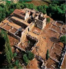  ?? ?? Vista aérea de las ruinas del Oráculo de Éfira, donde se puede apreciar la iglesia bizantina que se levantó justo encima del lugar más sagrado del santuario heleno.