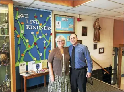  ?? BEN LAMBERT — THE REGISTER CITIZEN ?? Retiring principal Patricia Devanney and new principal Lou Howe paused for a photograph on Friday in the halls of St. Anthony School in Winsted.