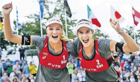  ?? FIVB ?? Jubel über den ersten gemeinsame­n Turniersie­g auf der World Tour: Anouk Vergé-Dépré (l.) und Joana Heidrich.