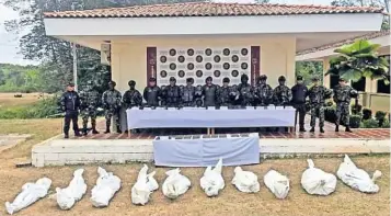  ??  ?? Soldados colombiano­s muestran los cuerpos de miembros de la guerrilla del ELN muertos durante una operación en el departamen­to de Antioquia en la que fueron decomisado­s fusiles, además de municiones.