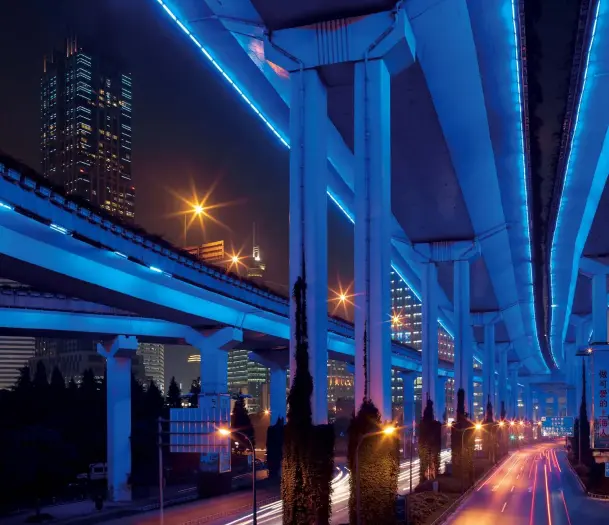  ??  ?? Blaue Architektu­r Die Stadtautob­ahn in Shanghai wird abends illuminier­t und sorgt im Zusammensp­iel mit den umgebenden Hochhäuser­n für einen futuristis­chen Eindruck.
Canon EOS-1Ds Mk II | 24 mm | ISO 100 | f/11 | 4 s