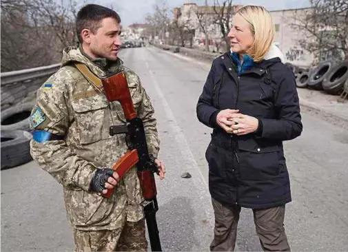  ?? Foto: Timo Bruhns/ZDF ?? Katrin Eigendorf im Gespräch mit einem ukrainisch­en Soldaten.