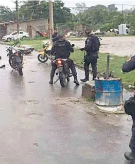  ?? FOTO DE LEITOR / ZAP ZAP DO MEIA HORA ?? Policiais militares trocaram tiros com bando na Rua Marcolina