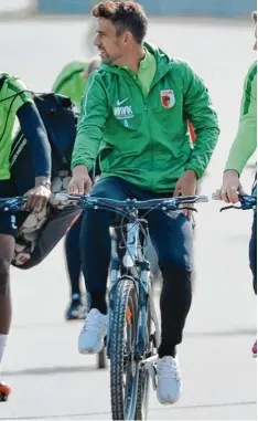  ?? Foto: Jan Huebner ?? Auf dem Weg zum Trainingsp­latz fährt Rani Khedira, wie viele seiner Kollegen, gerne mit dem Rad.