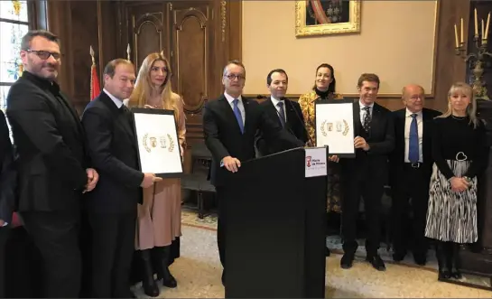  ?? (Photo A.-S. C.) ?? Le maire entouré de son conseil municipal dans la salle des mariages ce jeudi matin où il a formulé ses voeux.