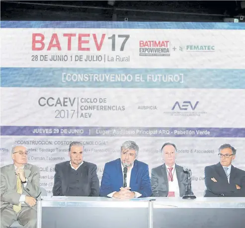  ??  ?? CONFERENCI­AS AEV. Jorge Pellegrini, Issel Kiperszmid, Ricardo Delgado, Gustavo Weiss, Claudio Cesario.