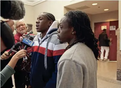  ?? MICHAEL SEARS / MILWAUKEE JOURNAL SENTINEL ?? Sedan Smith (center), brother of Sylville Smith, speaks to the media on Friday about former Milwaukee police officer Dominique Heaggan-Brown being charged with first-degree reckless homicide in the fatal shooting of Sylville Smith.