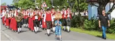  ??  ?? Mit einem Festzug durch das Dorf, angeführt vom Erlinger Musikverei­n, wurde das Jubiläum eröffnet.