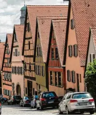  ?? Foto: Verena Wolff, tmn ?? Bunte Häuser mit Fachwerk und enge Straßen prägen bis heute das Stadtbild von Dinkelsbüh­l.