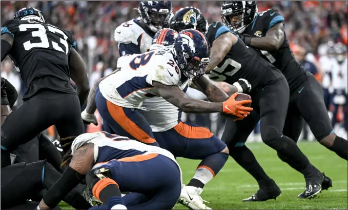  ?? PHOTOS BY AARON ONTIVEROZ — THE DENVER POST ?? Denver’s Latavius Murray scores a touchdown against Jacksonvil­le during the fourth quarter of Denver’s 21-17 win at Wembley Stadium in London on Sunday.