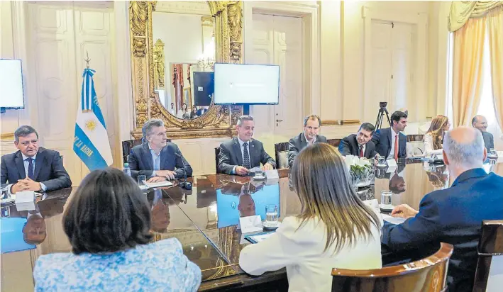  ??  ?? Reunión. El presidente Mauricio Macri, ayer en la Casa Rosada, recibió a los gobernador­es para discutir un nuevo pacto fiscal luego de su viaje a EE.UU.