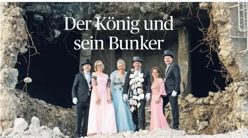  ?? FOTO: ANNA KADUK / ST. SEBASTIANU­S-BRUDERSCHA­FT HAMM ?? Das Dreigestir­n von links: Christian und Cornelia Roth, Claudia und König Andreas Küpper, Julia und Willi Andree