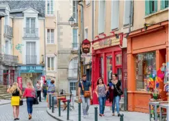  ??  ?? A Rennes, les prix n’ont guère varié en un an, sauf près de la gare, dopée par la future ligne à grande vitesse.